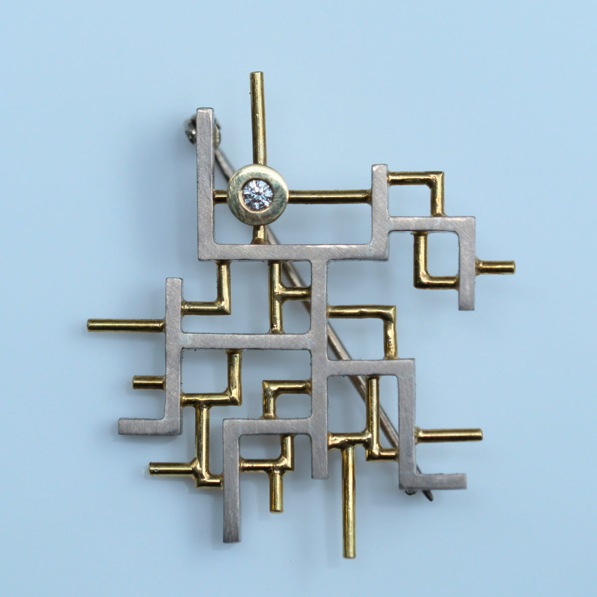 Man on the Move – handmade 18ct gold brooch by Matthew Street Jewellery